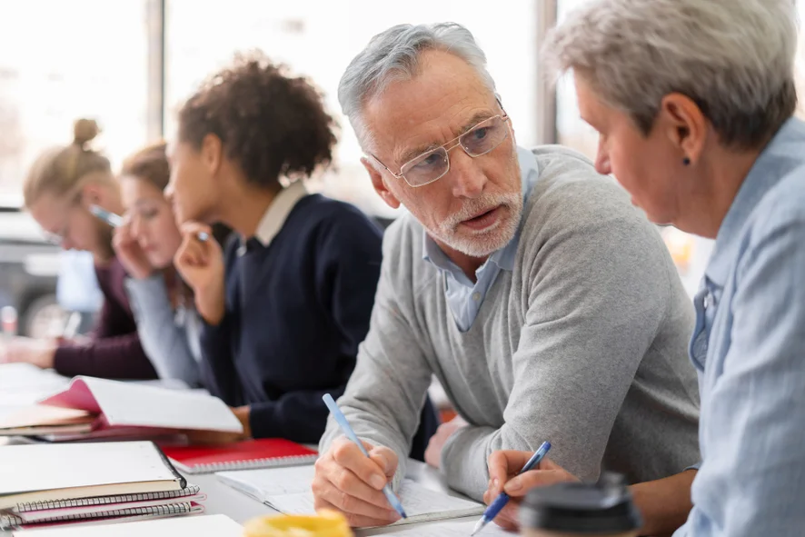 professor de pós-graduação num momento horizontal de troca intelectual e profissional junto a alunos de pós-graduação