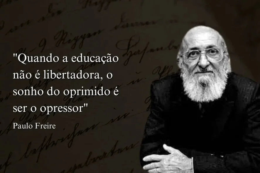 A imagem ilustra o professor dos professores, Paulo Freire, com uma frase emblemática "quando a educação não é libertadora o sonho do oprimido é ser opressor"