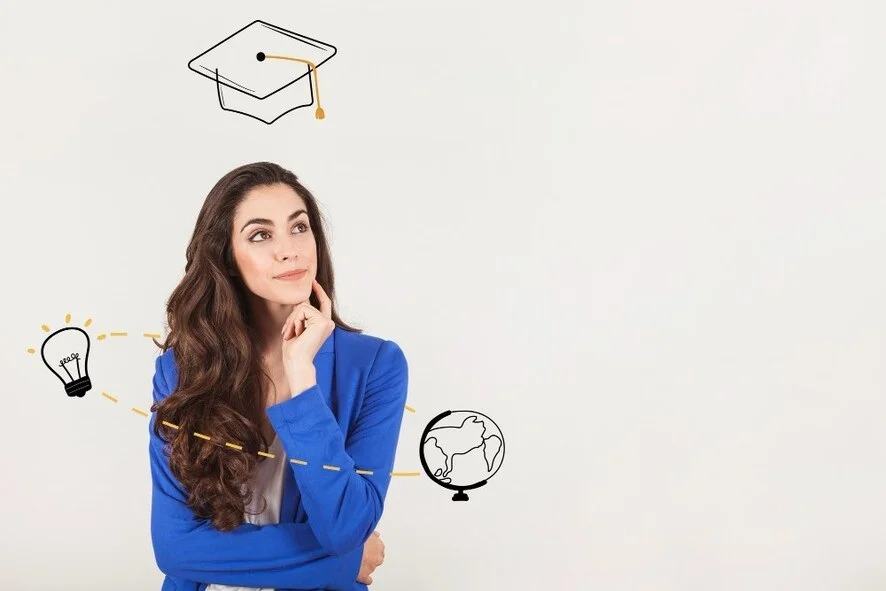 A imagem tem uma mulher de camisa azul, com cara de dúvida, sobre que curso de doutorado, mestrado ou MBA se inscrever e como fazê-lo