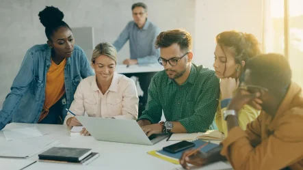 grupo-de-estudantes-universitarios-de-diferentes-cursus-usando-laptop-na-sua-startup