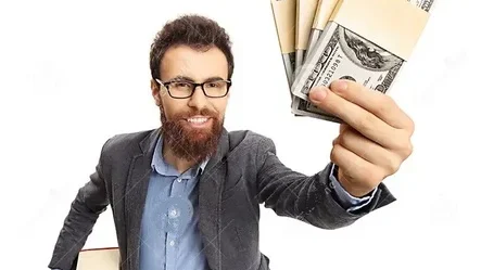 professor de barba ruiva, com óculos preto, camisa social azul e blazer cinza escuro, segurando livros em um mão e quatro maços de dólares, representando professores bem remunerados.