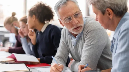 professor de pós-graduação num momento horizontal de troca intelectual e profissional junto a alunos de pós-graduação